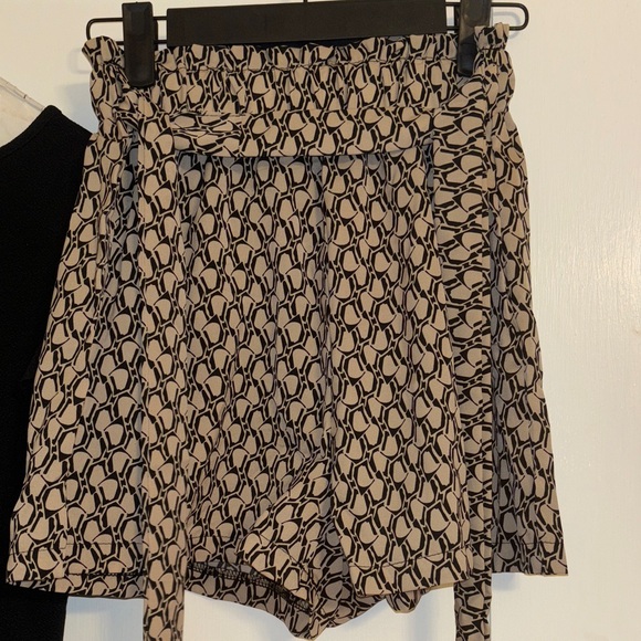 Black Bodysuit and Patterned Flowy Shorts Bundled as a Set - Picture 3 of 5